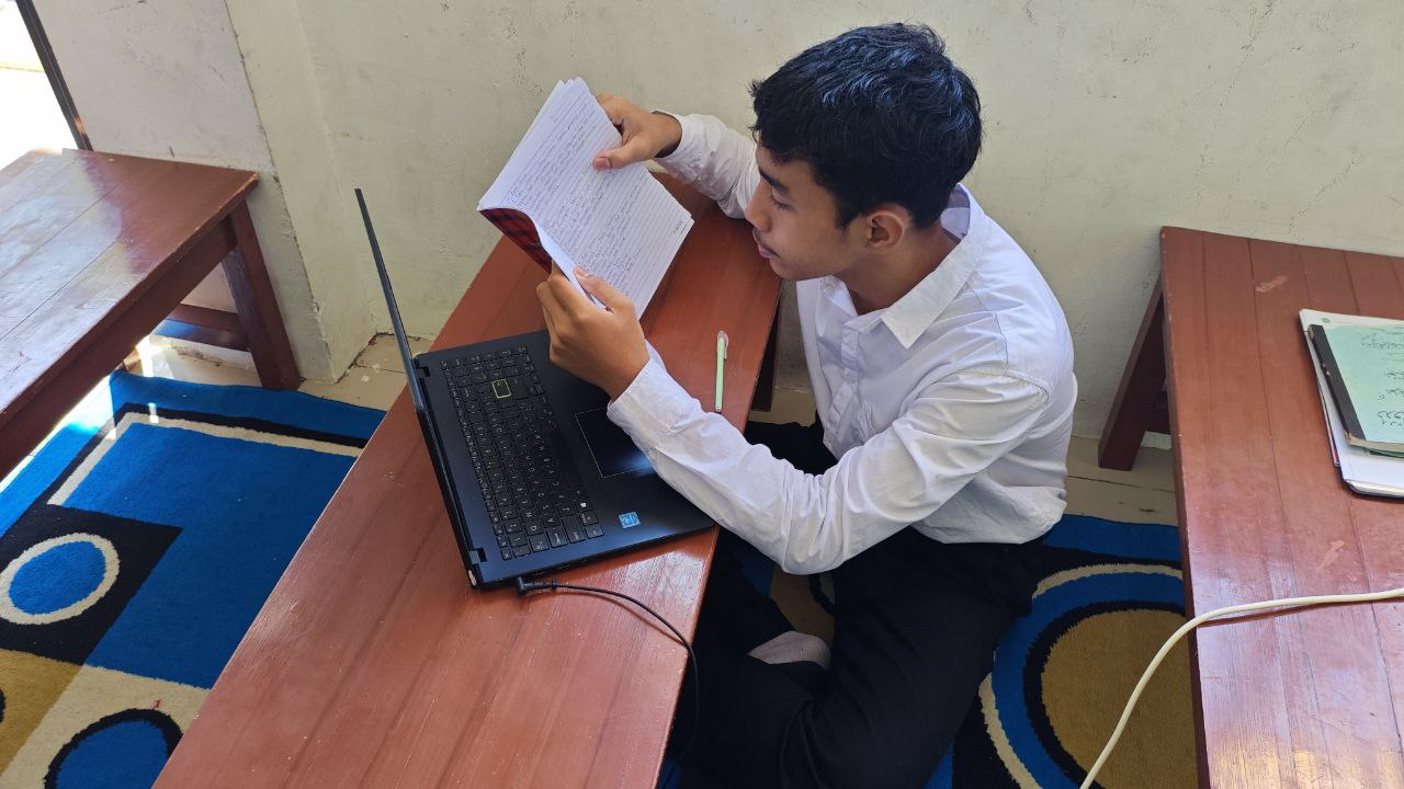 Manfaatkan Teknologi! Inilah Suasana Anak-Anak Al Hilal Menelusuri Internet untuk Mata Pelajaran Ekonomi