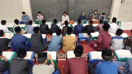 Rutinitas Yasinan dan Doa Bersama di Malam Jumat Kembali Dilaksanakan Seluruh Anak-Anak LKSA Al Hilal Rutinitas Yasinan dan Doa Bersama di Malam Jumat Kembali Dilaksanakan Seluruh Anak-Anak LKSA Al Hilal