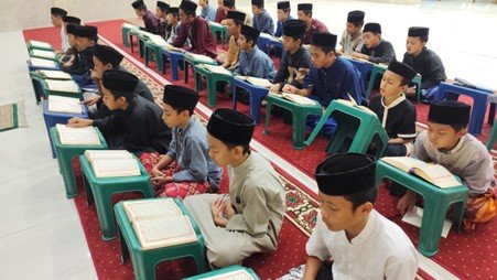 Rutinitas Yasinan dan Doa Bersama di Malam Jumat Kembali Dilaksanakan Seluruh Anak-Anak LKSA Al Hilal
