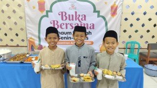 Anak-Anak hingga Pengurus LKSA Al Hilal 1 Cililin Kembali Menikmati Hidangan Buka Puasa Bersama