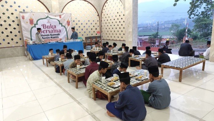 Anak-Anak hingga Pengurus LKSA Al Hilal 1 Cililin Kembali Menikmati Hidangan Buka Puasa Bersama