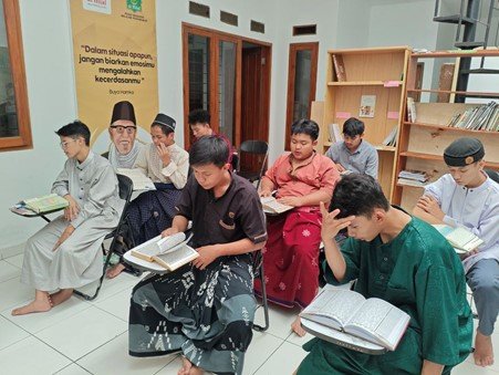 Suasana Halaqah Tahfidz Anak-Anak Kelas XI LKSA Al Hilal 3 Cipadung Suasana Halaqah Tahfidz Anak-Anak Kelas XI LKSA Al Hilal 3 Cipadung