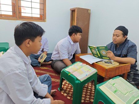 Suasana Halaqah Tahfidz Anak-Anak Kelas XI LKSA Al Hilal 3 Cipadung