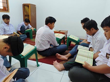 Suasana Halaqah Tahfidz Anak-Anak Kelas XI LKSA Al Hilal 3 Cipadung