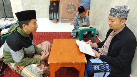 Suasana Halaqah Tahfidz Subuh Anak-Anak LKSA Al Hilal 1 Cililin
