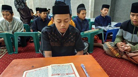 Suasana Halaqah Tahfidz Subuh Anak-Anak LKSA Al Hilal 1 Cililin