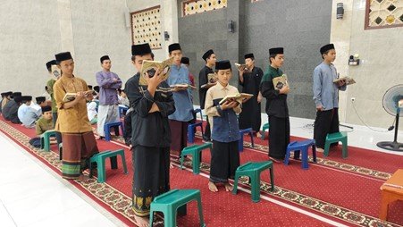 Suasana Halaqah Tahfidz dan Tahsin Maghrib Anak-Anak LKSA Al Hilal 1 Cililin Suasana Halaqah Tahfidz dan Tahsin Maghrib Anak-Anak LKSA Al Hilal 1 Cililin