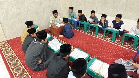 Suasana Halaqah Tahfidz dan Tahsin Maghrib Anak-Anak LKSA Al Hilal 1 Cililin