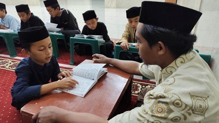 Suasana Halaqah Tahfidz dan Tahsin Maghrib Anak-Anak LKSA Al Hilal 1 Cililin