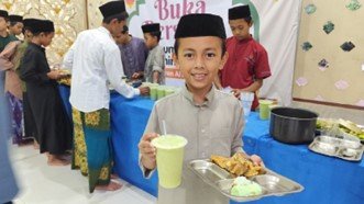 Terimakasih Orang Baik! Alhamdulillah Hidangan Buka Puasa Sunnah Kembali Dinikmati Anak-Anak LKSA Al Hilal