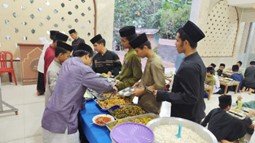 Terimakasih Orang Baik! Alhamdulillah Hidangan Buka Puasa Sunnah Kembali Dinikmati Anak-Anak LKSA Al Hilal