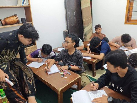 Anak-Anak LKSA Al Hilal 3 Cipadung Mempelajari Khat Kaligrafi