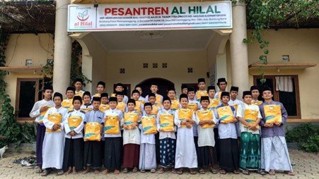 Bahagianya Anak-Anak Al Hilal 1 Cililin Terima Seragam Olahraga dari Teh Ciki dan Kang Rezky Adhitya