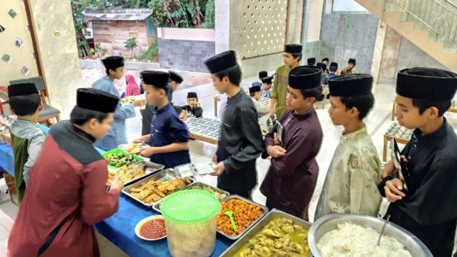 Berkat Kebaikanmu, Anak Yatim, Dhuafa, Penghafal Quran LKSA Al Hilal Senantiasa Menikmati Hidangan Buka Puasa Sunnah Setiap Pekan! Berkat Kebaikanmu, Anak Yatim, Dhuafa, Penghafal Quran LKSA Al Hilal Senantiasa Menikmati Hidangan Buka Puasa Sunnah Setiap Pekan!