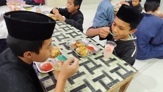 Berkat Kebaikanmu, Anak Yatim, Dhuafa, Penghafal Quran LKSA Al Hilal Senantiasa Menikmati Hidangan Buka Puasa Sunnah Setiap Pekan!