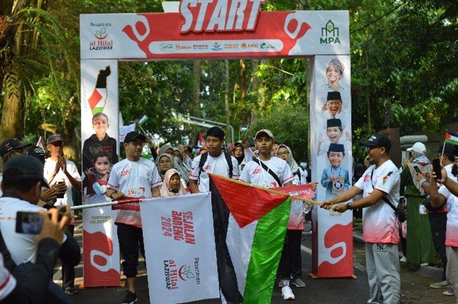 Diikuti Hampir 500 Peserta, LAZISWAF Al Hilal Dukung Palestina Melalui Funwalk “Sejalan Bareng” Diikuti Hampir 500 Peserta, LAZISWAF Al Hilal Dukung Palestina Melalui Funwalk “Sejalan Bareng”