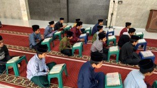 Halaqoh Tahfidz dan Tahsin Subuh Membuka Kegiatan Senin Pagi Anak-Anak LKSA Al Hilal 1 Cililin