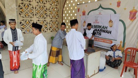 Pendistribusian Nasi Berkah untuk Jamaah Shalat Jumat di Masjid Marwah LKSA Al Hilal 1 Cililin
