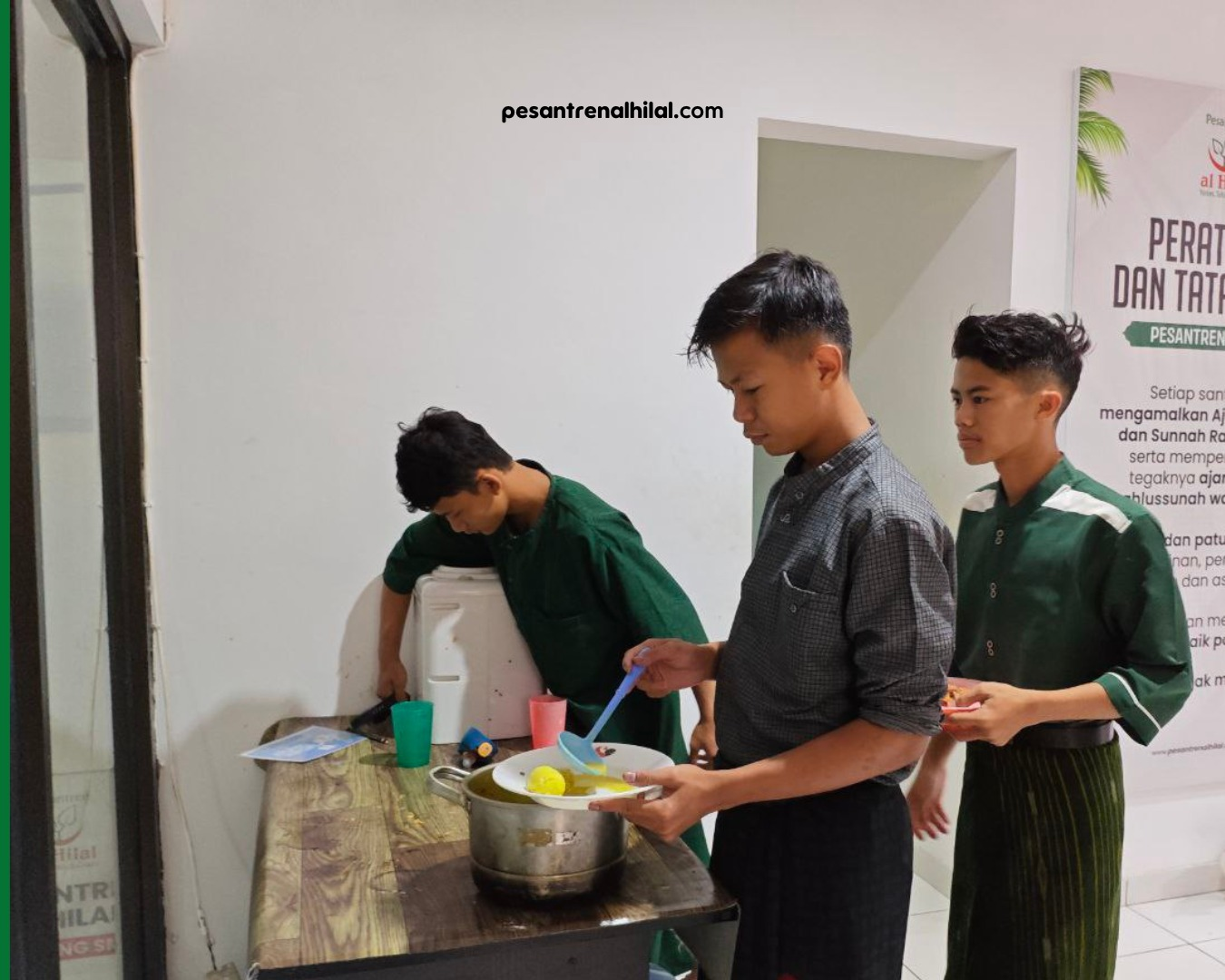 Suasana Sahur Puasa Sunnah Kamis di LKSA Al Hilal 3 Cipadung Suasana Sahur Puasa Sunnah Kamis di LKSA Al Hilal 3 Cipadung