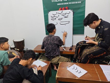 Terus Tingkatkan Kreativitas! Anak-Anak LKSA Al Hilal 3 Cipadung Belajar Khot Kaligrafi