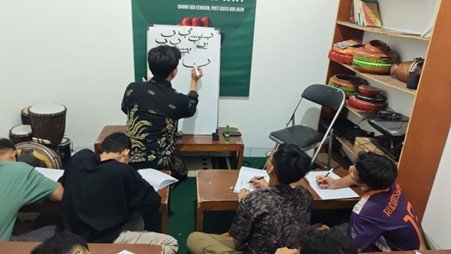 Terus Tingkatkan Kreativitas! Anak-Anak LKSA Al Hilal 3 Cipadung Belajar Khot Kaligrafi
