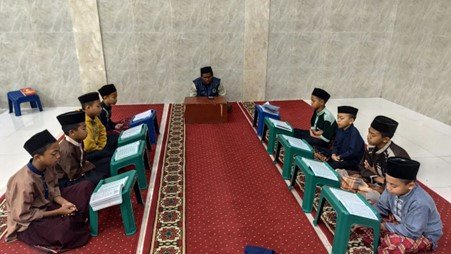 Halaqah Tahfidz dan Tahsin Subuh Awali Jumat Pagi Anak-Anak LKSA Al Hilal Halaqah Tahfidz dan Tahsin Subuh Awali Jumat Pagi Anak-Anak LKSA Al Hilal