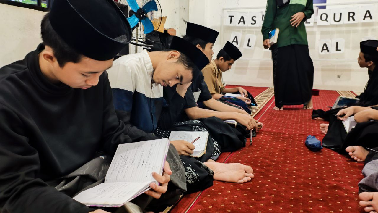 Santri Al Hilal 2 Panyileukan Ikuti Kegiatan Ilqo Mufrodat untuk Tingkatkan Penguasaan Bahasa Arab Santri Al Hilal 2 Panyileukan Ikuti Kegiatan Ilqo Mufrodat untuk Tingkatkan Penguasaan Bahasa Arab