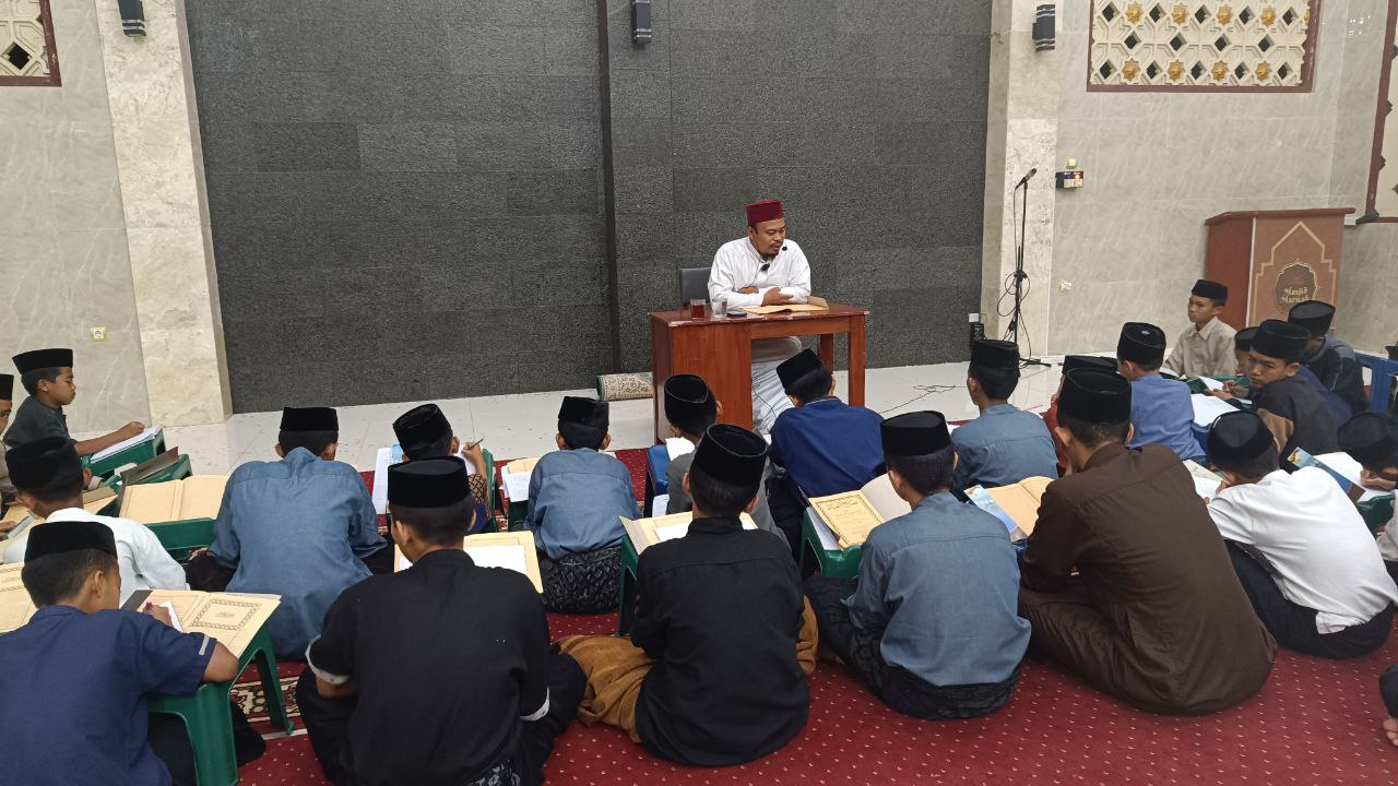 Suasana Kajian Kitab Kuning Anak-Anak LKSA Al Hilal Suasana Kajian Kitab Kuning Anak-Anak LKSA Al Hilal