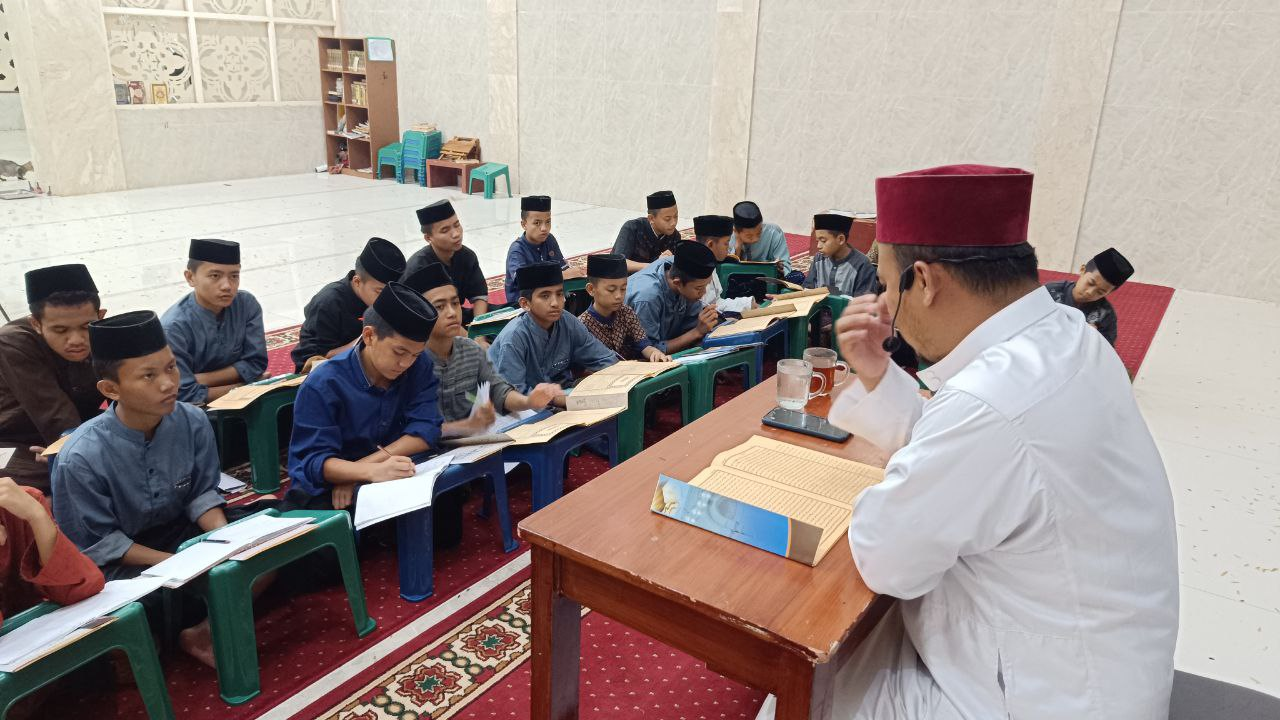 Suasana Kajian Kitab Kuning Anak-Anak LKSA Al Hilal