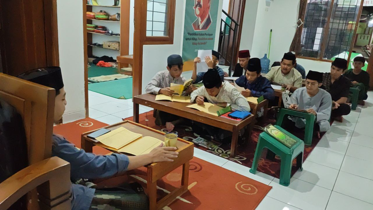 Suasana Kajian Kitab Kuning Anak-Anak LKSA Al Hilal