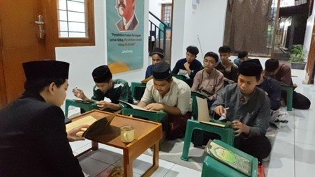 Upgrade Ilmu! Inilah Suasana Belajar Kitab Kuning Anak-Anak LKSA Al Hilal 3 Cipadung
