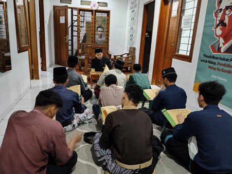 Upgrade Ilmu! Inilah Suasana Belajar Kitab Kuning Anak-Anak LKSA Al Hilal 3 Cipadung