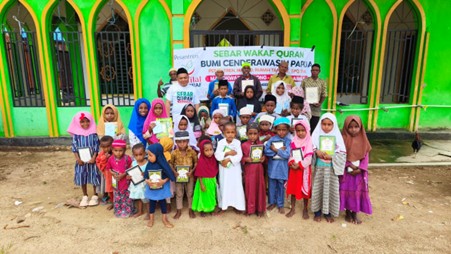 Mushaf Quran, Iqra dan Buku Islam Telah Diterima Santri di Masjid Al Hijrah Kampung Muslim, Sorong