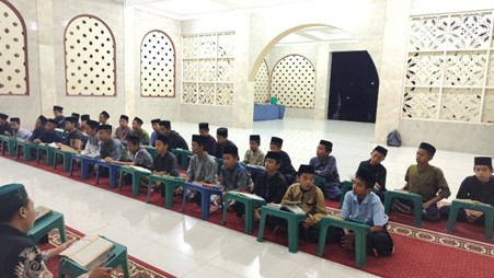 Suasana Khidmat Kajian Kitab Nashoihul ‘Ibad di LKSA Al Hilal 1 Cililin Suasana Khidmat Kajian Kitab Nashoihul ‘Ibad di LKSA Al Hilal 1 Cililin