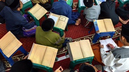 Suasana Khidmat Kajian Kitab Nashoihul ‘Ibad di LKSA Al Hilal 1 Cililin