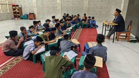 Suasana Khidmat Kajian Kitab Nashoihul ‘Ibad di LKSA Al Hilal 1 Cililin