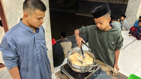 Suasana Sahur Puasa Sunnah Kamis di LKSA Al Hilal 1 Cililin