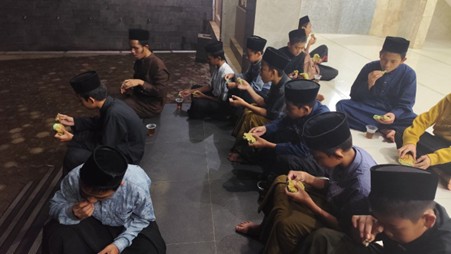 Suasana Sahur Puasa Sunnah Kamis di LKSA Al Hilal 1 Cililin